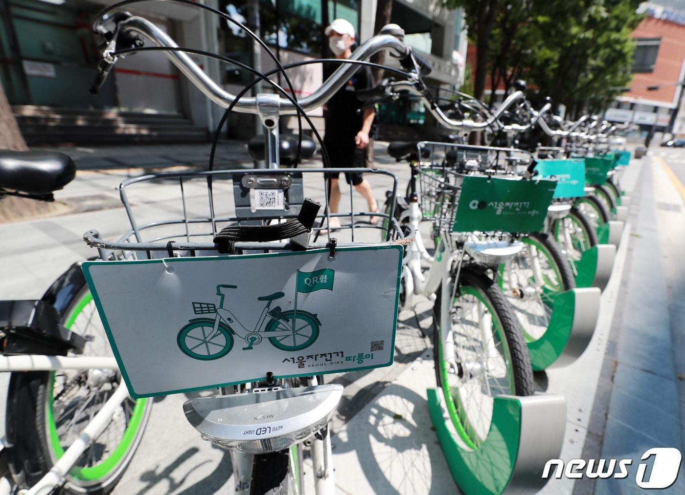 본문 이미지 - 서울 도심에 서울 공공자전거 '따릉이'가 거치돼 있다. 2021.7.26/뉴스1 ⓒ News1 구윤성 기자