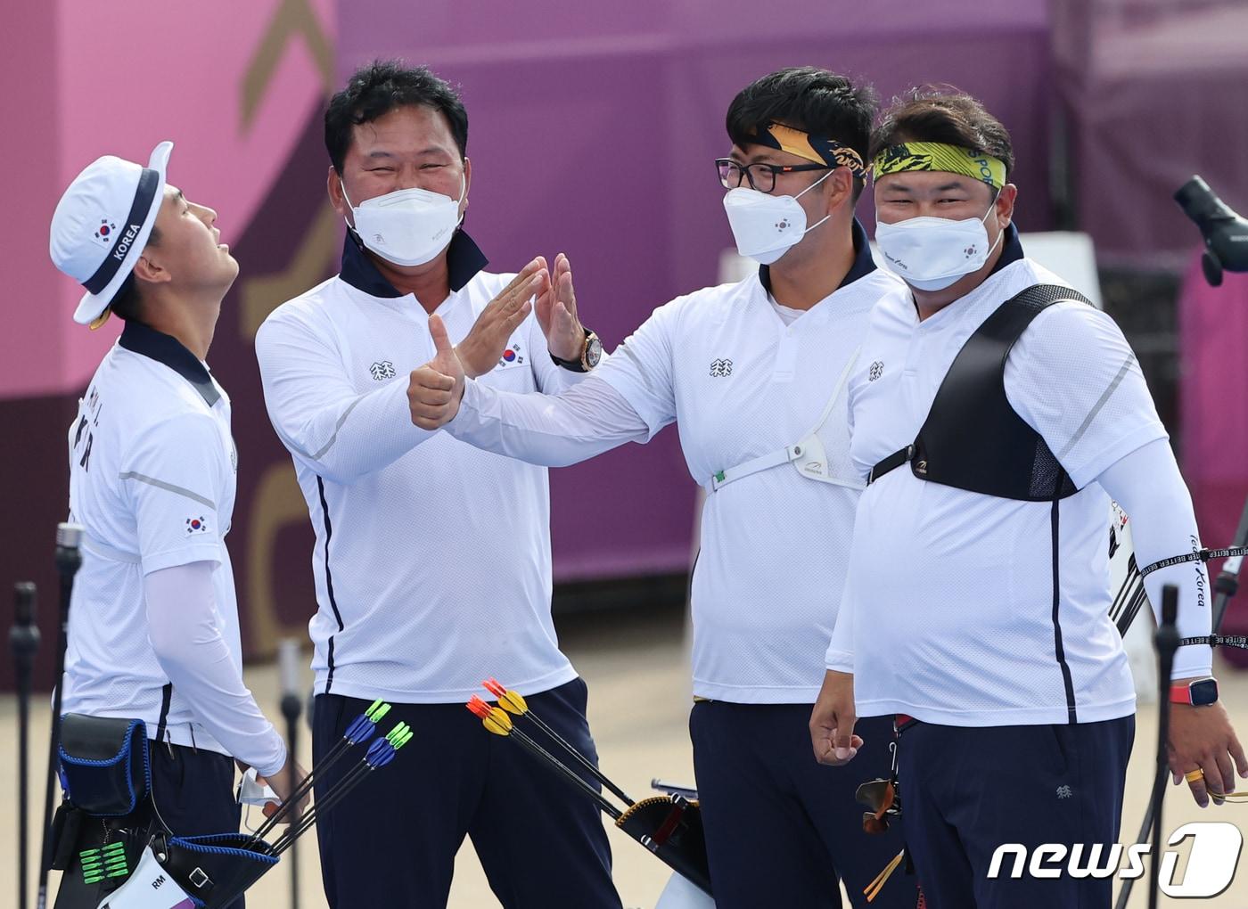 본문 이미지 - 양궁 오진혁, 김우진, 김제덕이 26일 일본 도쿄 유메노시마 공원 양궁장에서 열린 2020 도쿄올림픽 양궁 남자단체전 4강 일본과의 경기에서 승리해 기뻐하고 있다. 2021.7.26/뉴스1 ⓒ News1 송원영 기자