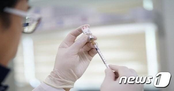 본문 이미지 - 국내 제약기업 씨티씨바이오의 백신개발 자회사 씨티씨백은 미국 캔자스대학에 고양이를 대상으로 한 반려동물용 신종 코로나바이러스 감염증(코로나19) 백신 후보물질의 효능 평가를 의뢰했다고 26일 밝혔다. (자료제공=씨티씨바이오)ⓒ 뉴스1