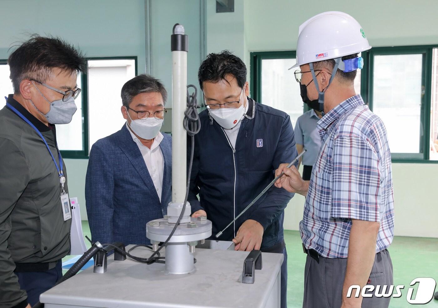 본문 이미지 - 고영권 제주도정무부지사(오른쪽 두번째)가 26일 서귀포시 대정하수처리장을 방문, 관계 공무원으로부터 설명을 듣고 있다.(제주도 제공)ⓒ 뉴스1