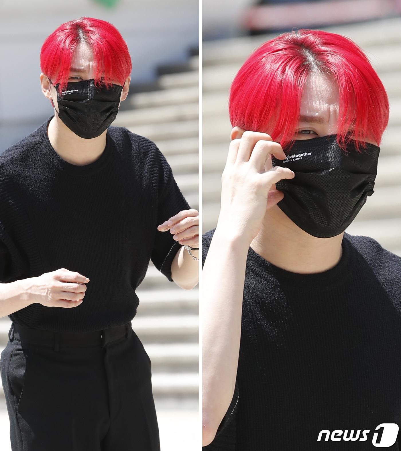 본문 이미지 - '원조 한류스타' 김준수가 어설픈 '볼하트'로 눈길을 끌었다. ⓒ News1 권현진 기자