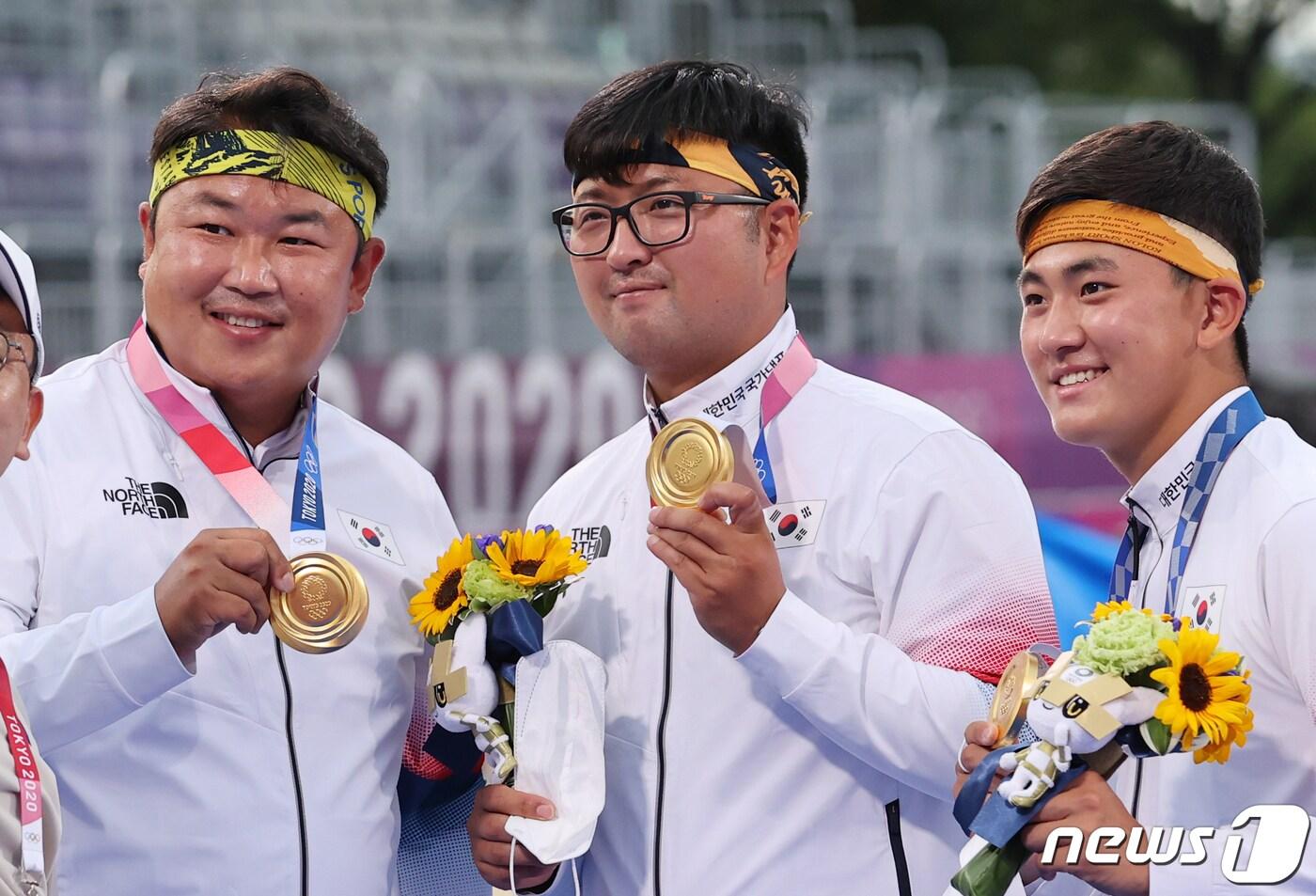 본문 이미지 - 양궁 오진혁, 김우진, 김제덕이 26일 일본 도쿄 유메노시마 공원 양궁장에서 열린 2020 도쿄올림픽 양궁 남자단체전 시상식을 마치고 금메달을 목에 걸고 기념촬영을 하고 있다. 2021.7.26/뉴스1 ⓒ News1 송원영 기자