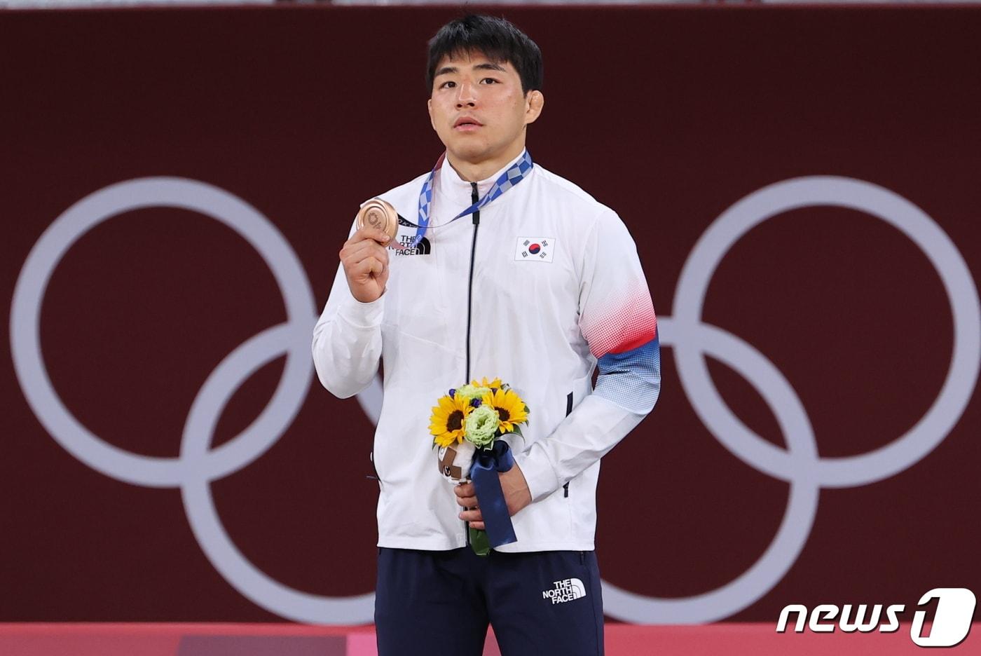 대한민국 유도 안창림(왼쪽 세번째)이 26일 오후 일본 도쿄 지요다구 무도관에서 열린 '2020 도쿄올림픽' 73kg 유도 남자 시상식에서 동메달을 들어보이고 있다. 2021.7.26/뉴스1 ⓒ News1 이재명 기자