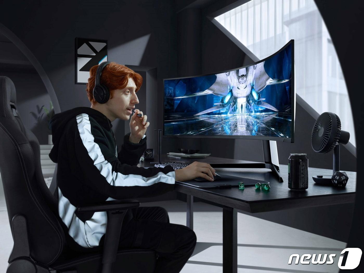 본문 이미지 - 삼성전자 모델이 업계 최초로 커브드 게이밍 모니터에 미니 LED를 적용한 '오디세이 Neo G9'을 체험하고 있다. (삼성전자 제공)ⓒ 뉴스1