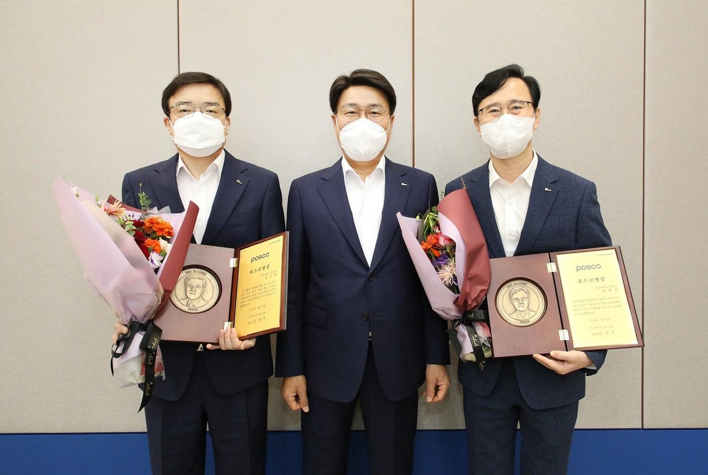 최정우 포스코그룹 회장(사진 가운데)이 최근 열린 그룹운영회의에서 2021년 '포스코 명장'(名匠)으로 선정된 김수학 포항제철소 제선부 차장(사진 왼쪽)과 손광호 광양제철소 냉연부 과장에게 각각 포스코명장 임명패를 수여하고 기념촬영을 하고 있다.(포스코 제공) ⓒ 뉴스1