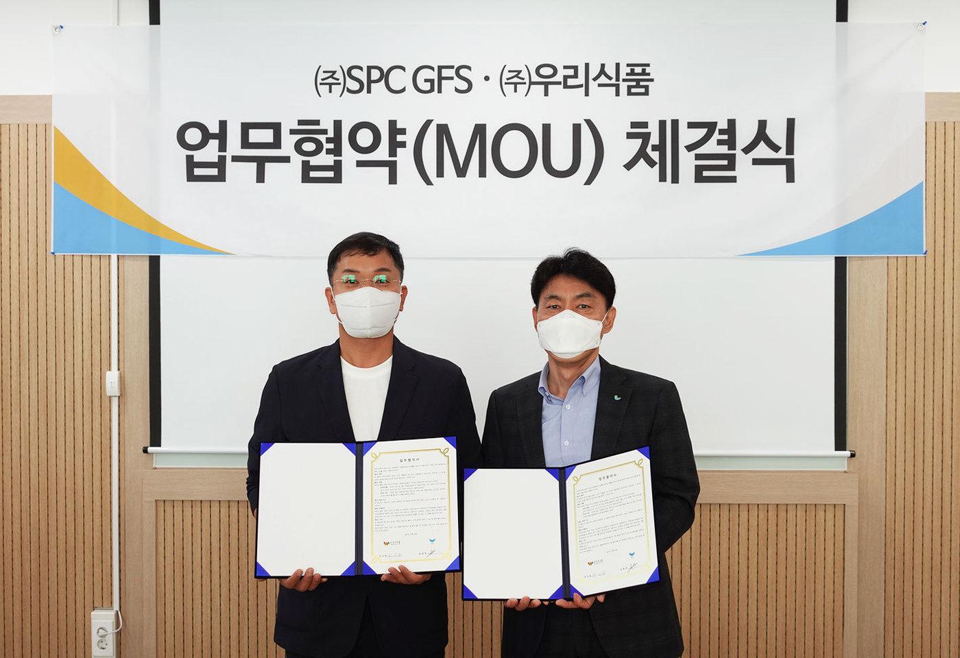 본문 이미지 - 지난 26일 인천광역시 서구 우리식품 본사에서 진행한 'SPC GFS-우리식품 소스 개발 업무 협약식'에서 윤종학(오른쪽) SPC GFS 전무와 허성용 우리식품 대표가 기념촬영을 하고 있다.(SPC그룹 제공)ⓒ 뉴스1