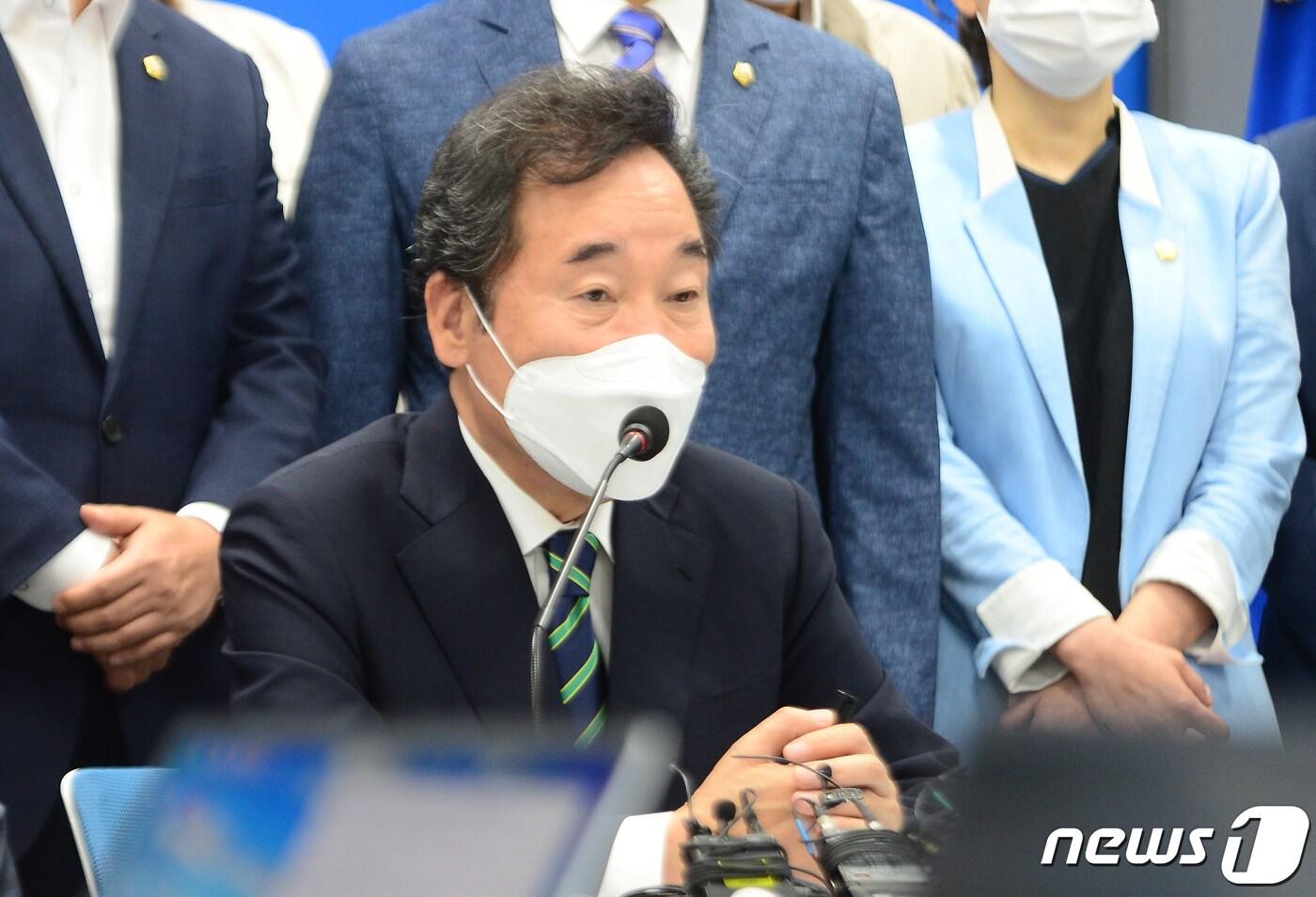 본문 이미지 - 이낙연 더불어민주당 대선 후보가 27일 광주 서구 치평동 더불어민주당 광주시당에서 기자회견을 하고 있다. 이 후보는 "지역간 생채기를 덧내는 것은 절대로 피해야 한다＂고 말했다. 2021.7.27/뉴스1 ⓒ News1 박준배 기자