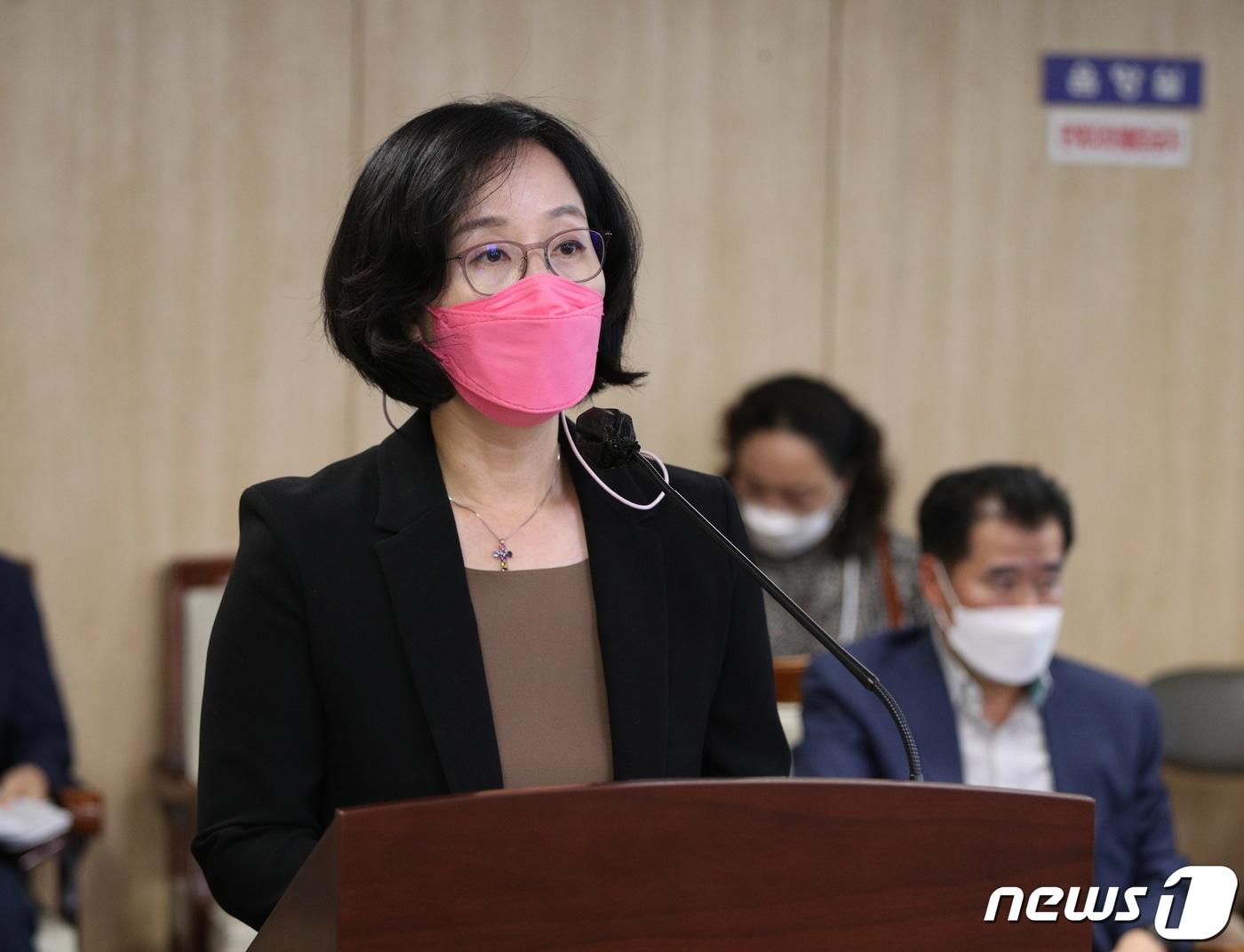 본문 이미지 - 김현아 서울주택도시공사(SH) 사장 후보자가 27일 오전 서울 중구 서울시의회 의원회관에서 열린 인사청문회에서 소견 발표를 하고 있다. 2021.7.27/뉴스1 ⓒ News1 신웅수 기자