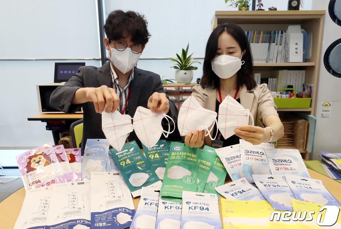 한국소비자원 직원들이 27일 정부세종청사 공정거래위원회 기자실에서 열린 'KF94 일회용 마스크 가격·품질 비교정보' 브리핑에서 시험대상 제품을 설명하고 있다. 2021.7.27/뉴스1 ⓒ News1 장수영 기자