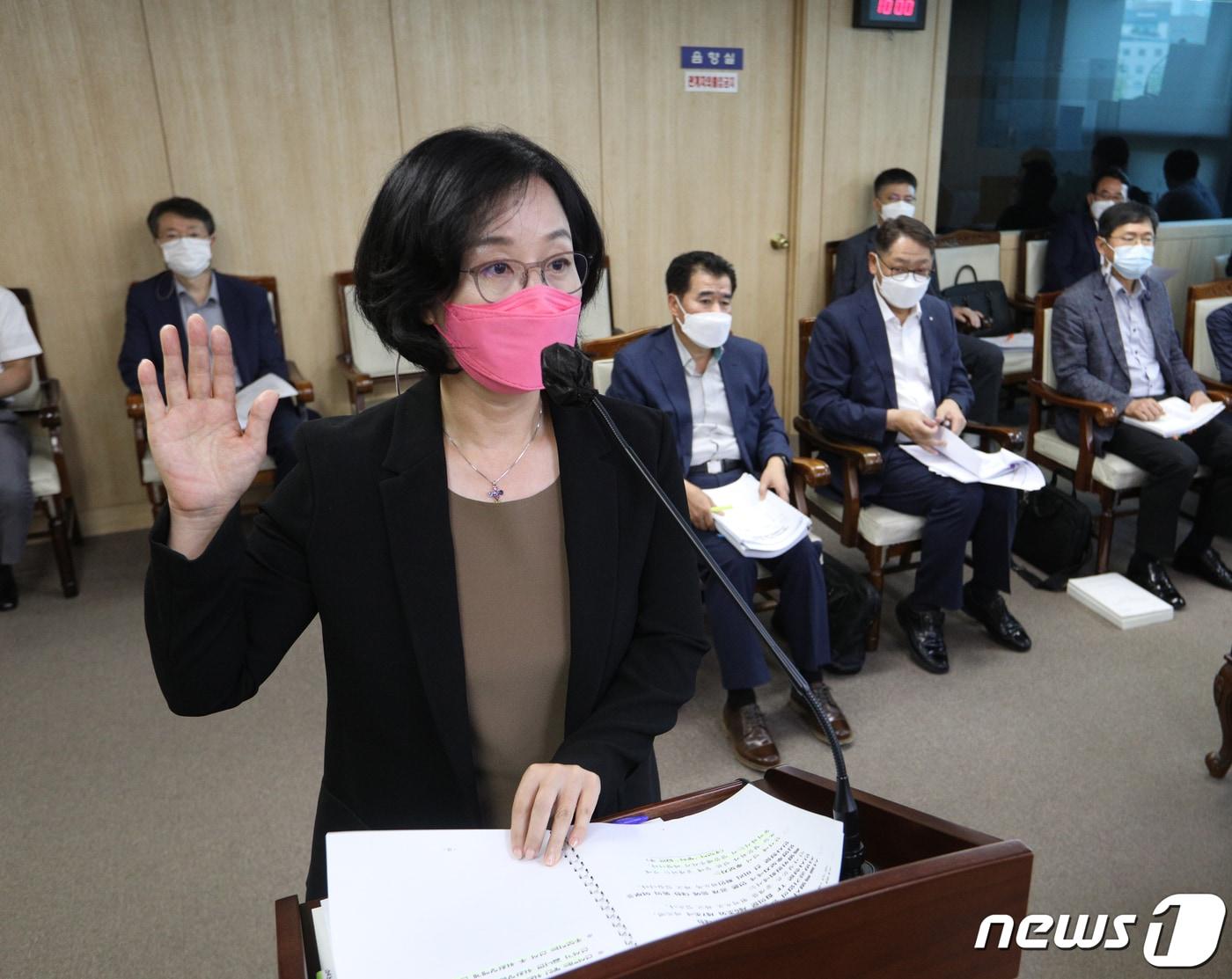 본문 이미지 - 김현아 서울주택도시공사(SH) 사장 후보자가 27일 오전 서울 중구 서울시의회 의원회관에서 열린 인사청문회에서 선서를 하고 있다. 2021.7.27/뉴스1 ⓒ News1 신웅수 기자