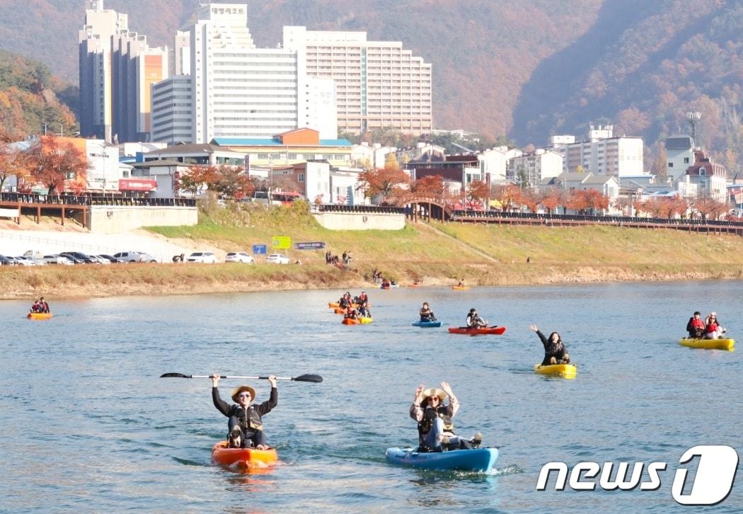 본문 이미지 - 단양군이 전국카누선수권 대회를 유치하면서 수상 관광지로 발돋음하고 있다.(단양군 제공)ⓒ 뉴스1