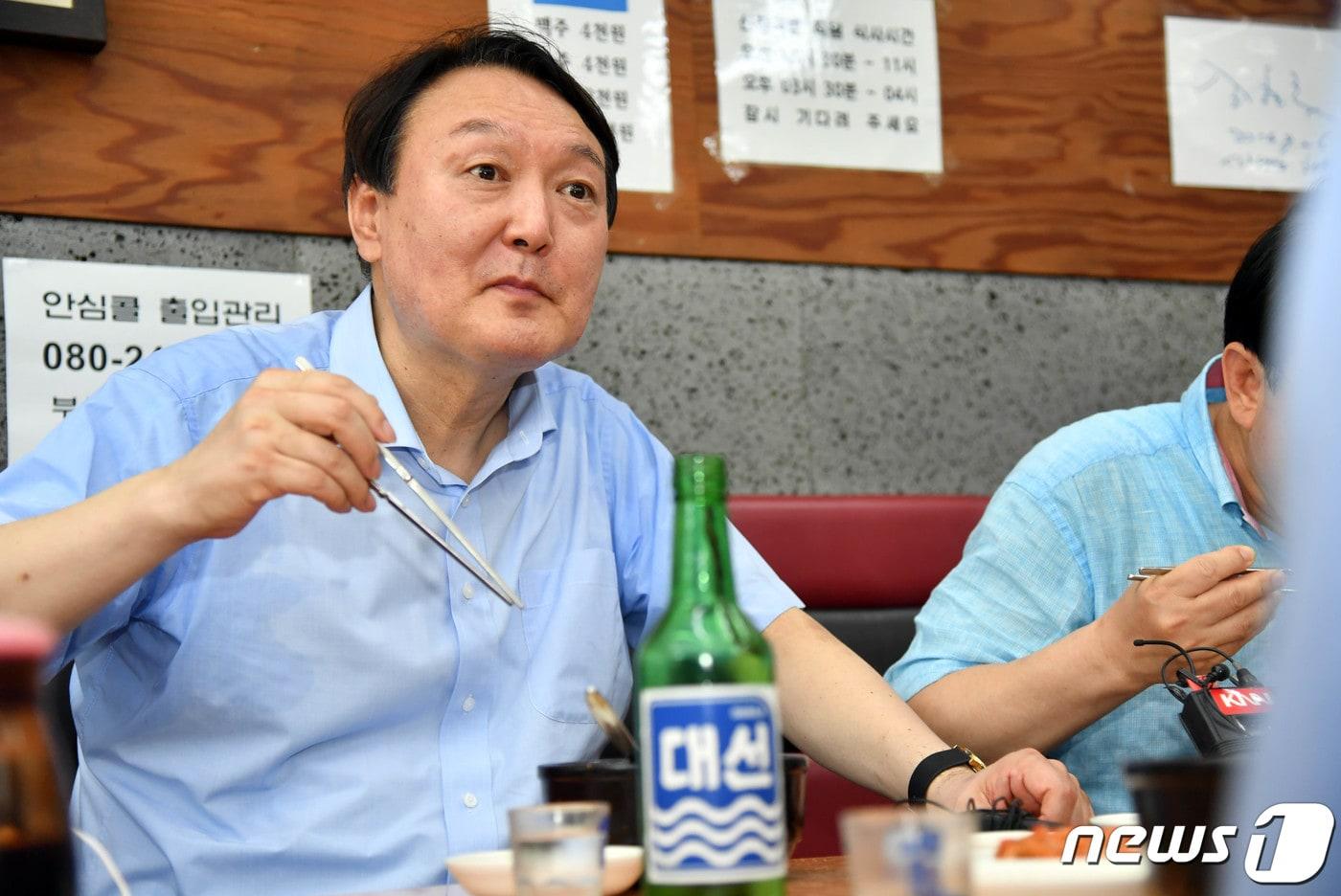 야권 대권주자인 윤석열 전 검찰총장이 27일 부산 서구의 한 식당을 방문, 지역 국회의원들과 함께 소주를 곁들이며 식사하고 있다. 2021.7.27/뉴스1 ⓒ News1 부산사진공동취재단