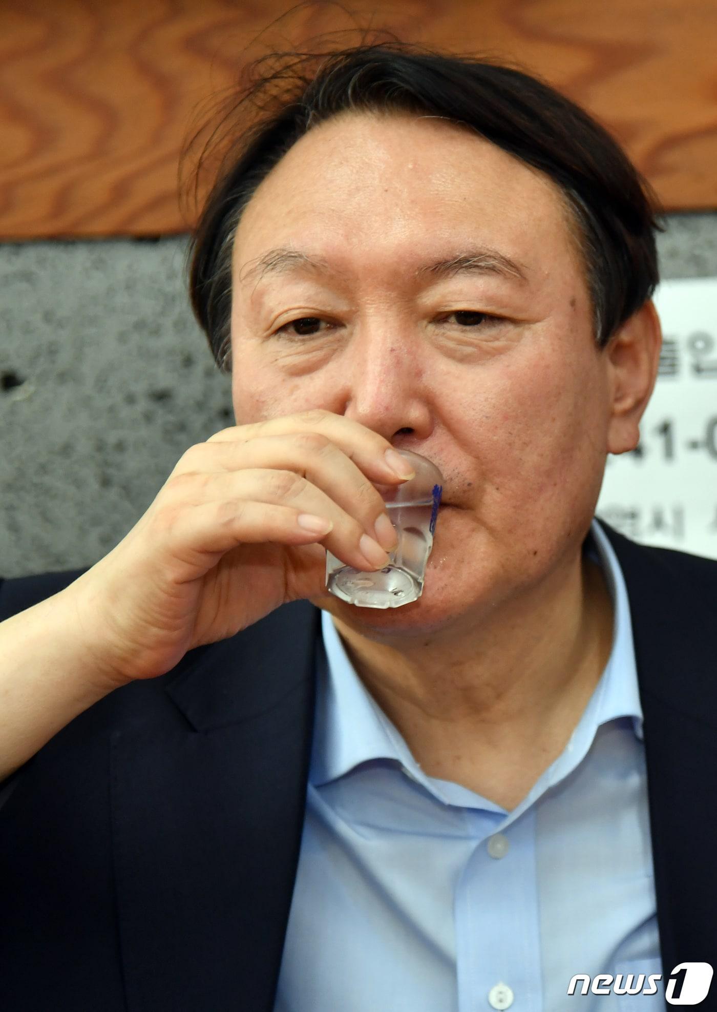 본문 이미지 - 2021년 7월 27일 당시 야권 대권주자인 윤석열 전 검찰총장이 27일 부산 서구의 한 식당을 방문, 지역 국회의원들과 함께 식사하면서 소주를 마시고 있는 모습. (사진은 기사 내용과 무관함) 2021.7.27/뉴스1 ⓒ News1 사진공동취재단