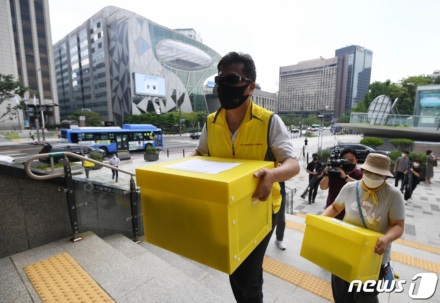 본문 이미지 - 4·16세월호참사가족협의회 관계자들이 27일 오전 서울시의회 로비로 세월호 기억공간 물품들을 옮기고 있다. 2021.7.27/뉴스1 ⓒ News1 성동훈 기자