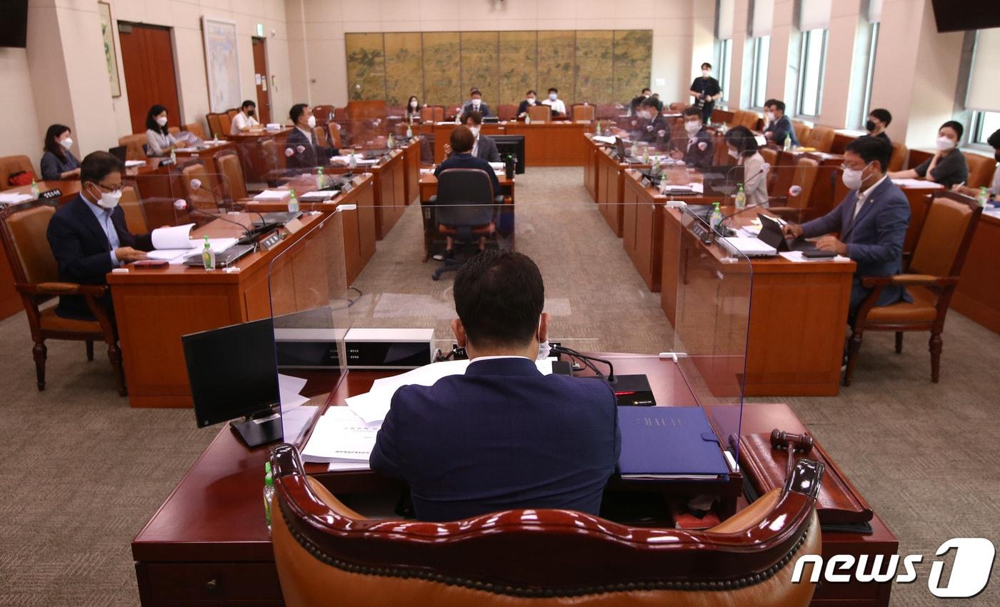 지난 27일 서울 여의도 국회에서 열린 제2차 문화체육관광위원회 문화예술법안심사소위원회에서 박정 소위원장이 회의를 주재하고 있다.ⓒ News1 구윤성 기자