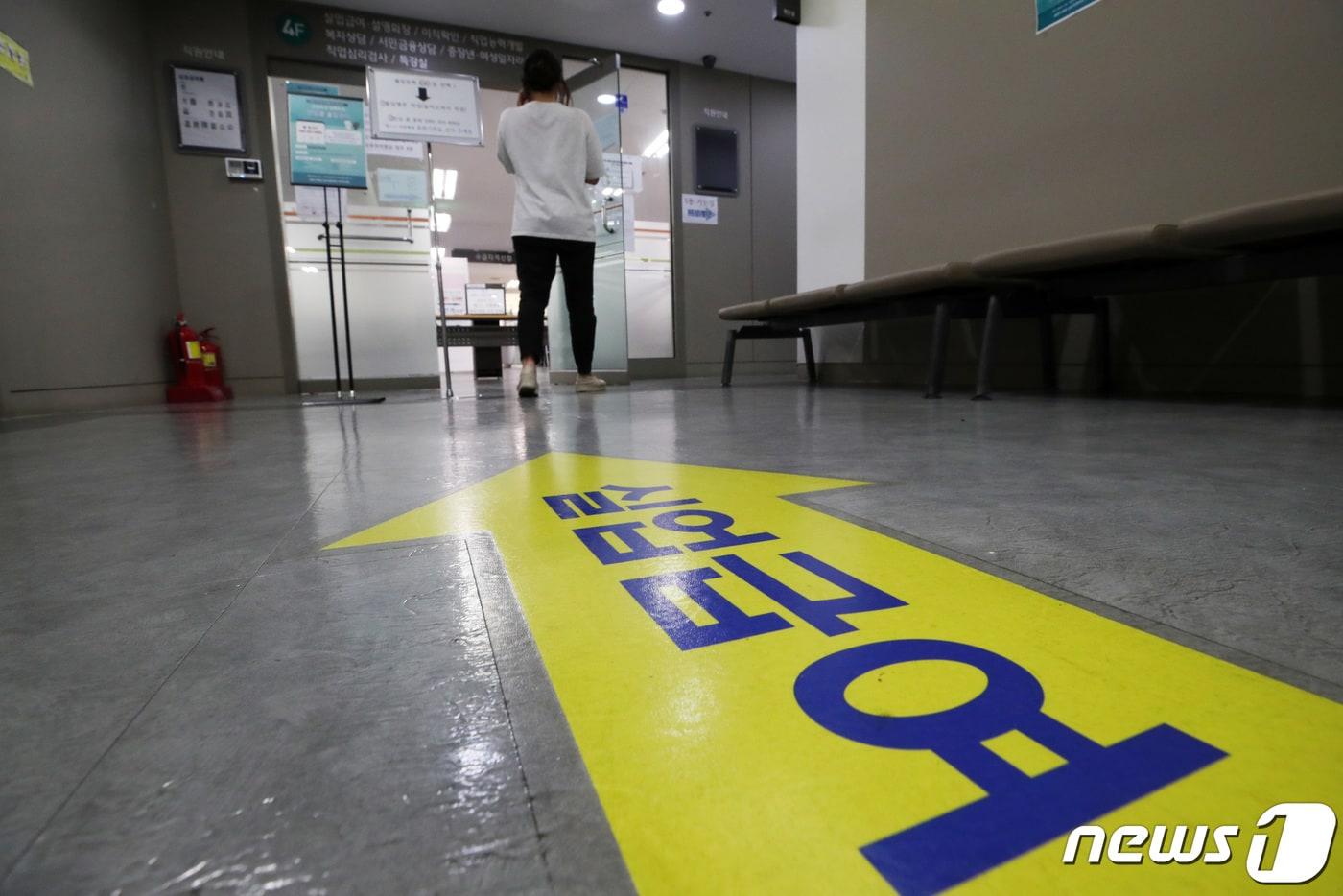 코로나19 팬데믹 당시인 지난 2021년 7월 27일 오후 서울 마포구 서부고용복지센터로 한 여성 구직자가 들어가고 있다. /뉴스1 ⓒ News1 조태형 기자