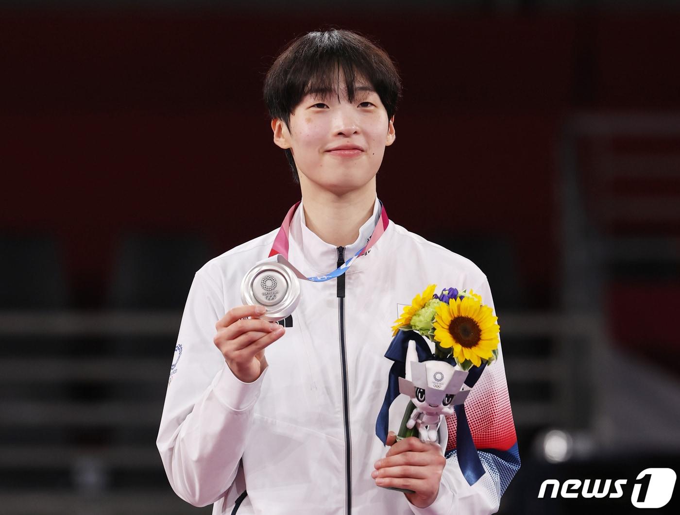 본문 이미지 - 태권도 이다빈이 27일 오후 일본 지바현 마쿠하리 메세 A홀에서 열린 '2020 도쿄올림픽' 67kg급 여자 태권도 시상식에서 은메달을 걸고 있다.. 2021.7.27/뉴스1 ⓒ News1 송원영 기자