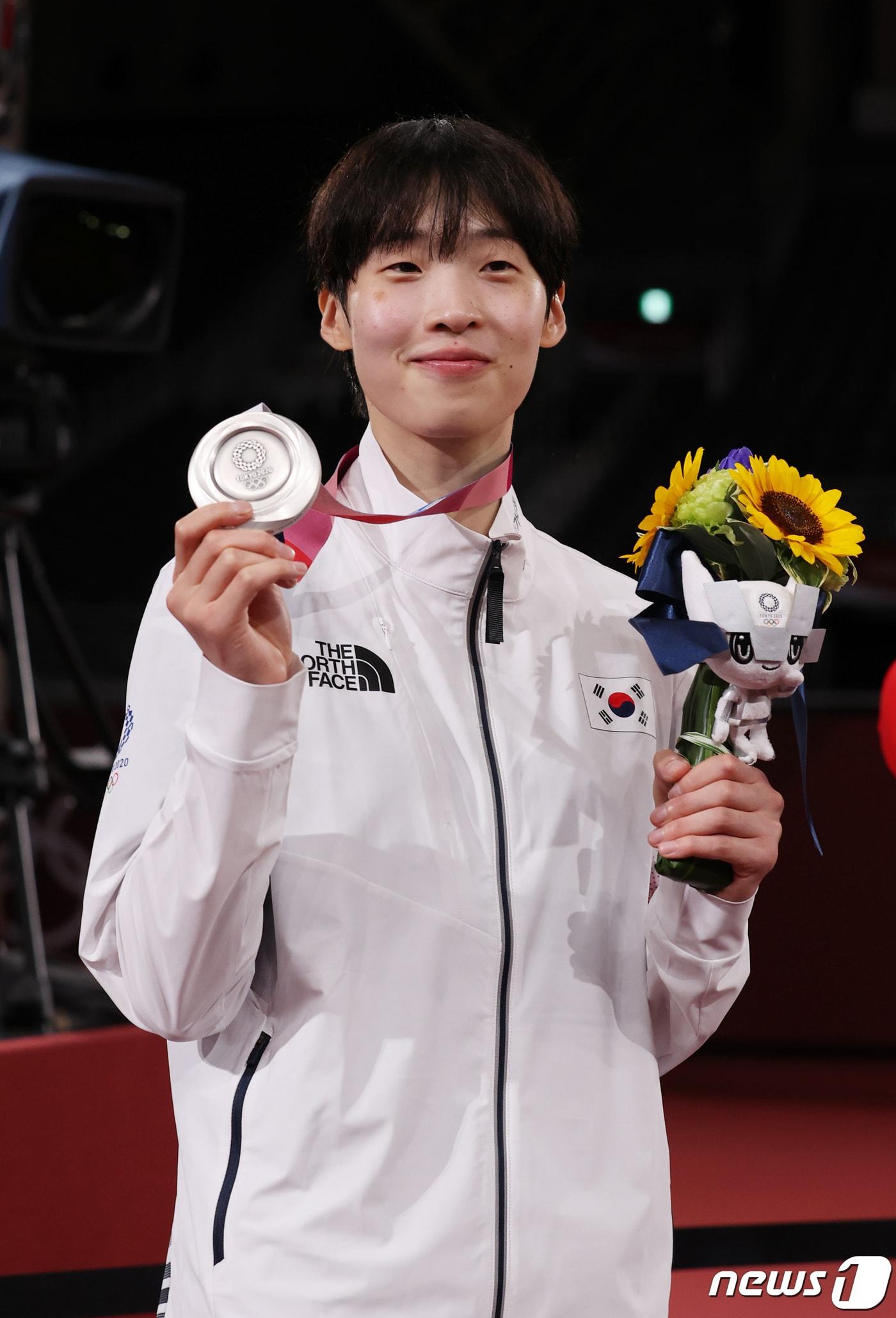 본문 이미지 - 태권도 이다빈이 27일 오후 일본 지바현 마쿠하리 메세 A홀에서 열린 '2020 도쿄올림픽' 67kg급 여자 태권도 시상식에서 은메달을 걸고 있다.. 2021.7.27/뉴스1 ⓒ News1 송원영 기자