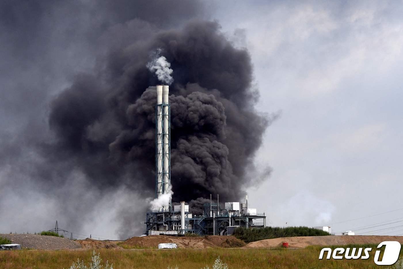 독일 서부 레버쿠젠에 위치한 화학공단에서 폭발 사고가 발생한 2021년 7월 27일 검은 여기가 피어오르는 모습. ⓒ AFP=뉴스1 ⓒ News1 최서윤 기자