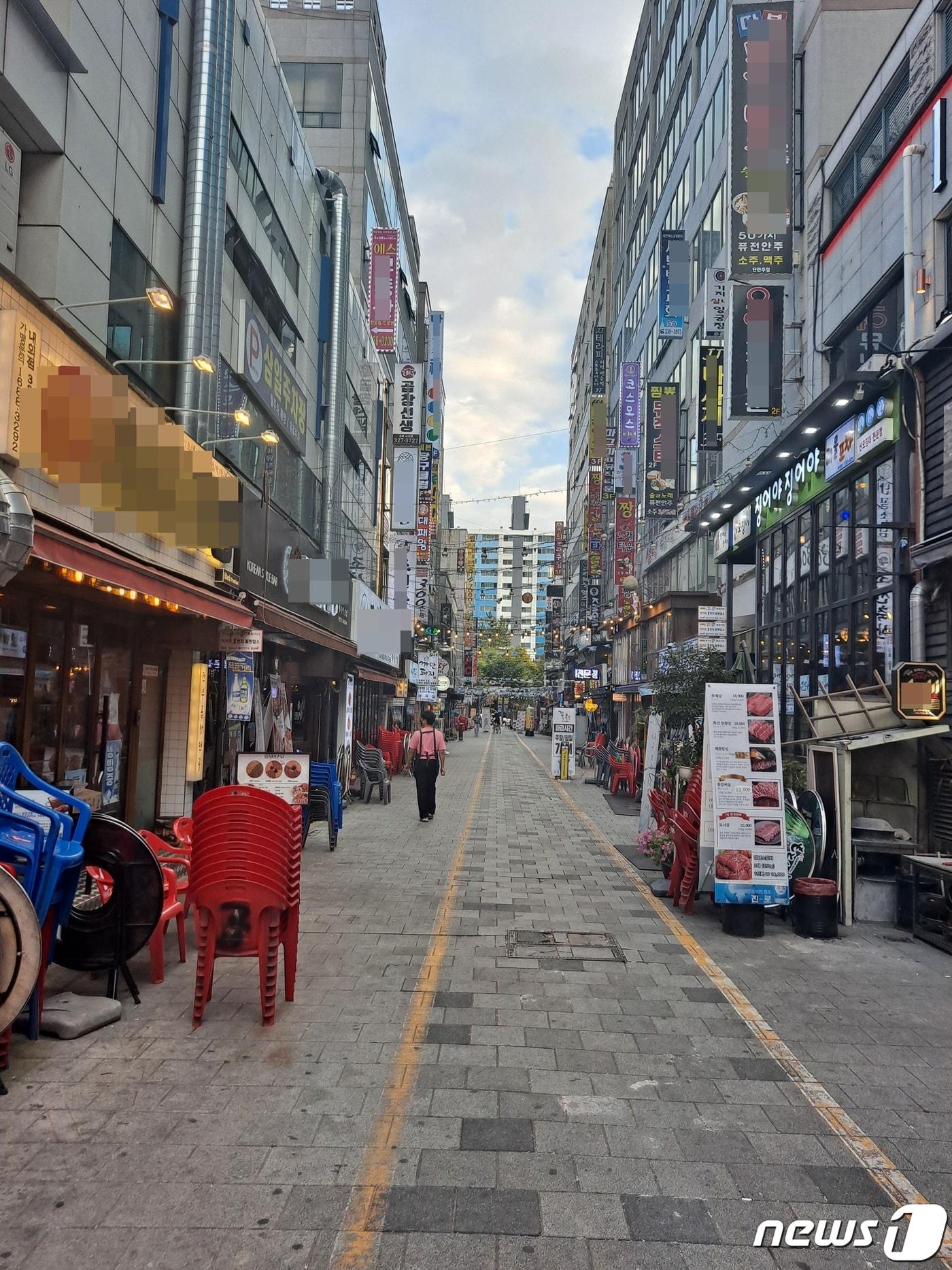 본문 이미지 - 지난 27일 경남에서 처음으로 김해시가 거리두기 4단계가 시행됐다. 사진은 이날 오후 6시 한적한 김해 외동 먹자골목. ⓒ 뉴스1 김명규 기자