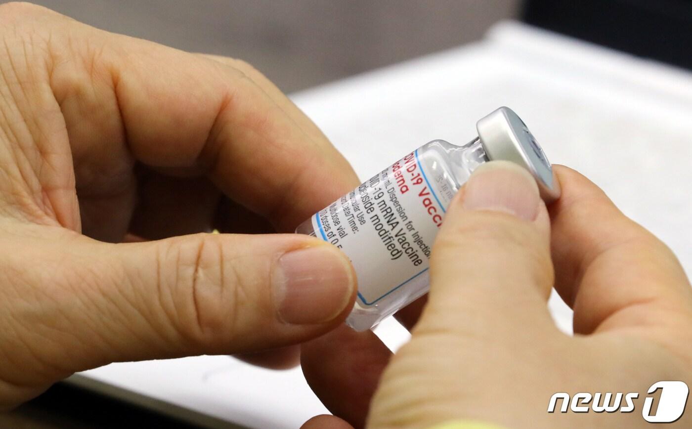 권덕철 보건복지부 장관이 지난달 28일 정부세종청사에서 열린 코로나19 중앙재난안전대책본부에 앞서 모더나 백신 용기를 살펴보고 있다. 2021.7.28/뉴스1 ⓒ News1 장수영 기자