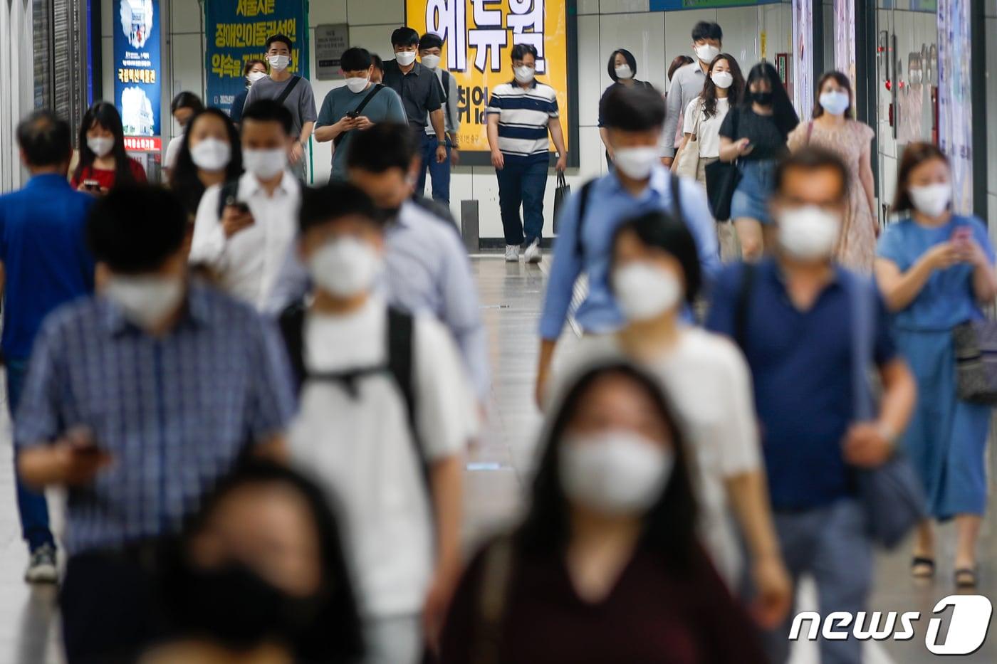 신종 코로나바이러스 감염증&#40;코로나19&#41; 신규 확진자가 1896명으로 역대 최다 규모를 기록한 28일 오전 서울 종로구 광화문역에서 마스크 쓴 직장인들이 출근하고 있다. 2021.7.28/뉴스1 ⓒ News1 안은나 기자