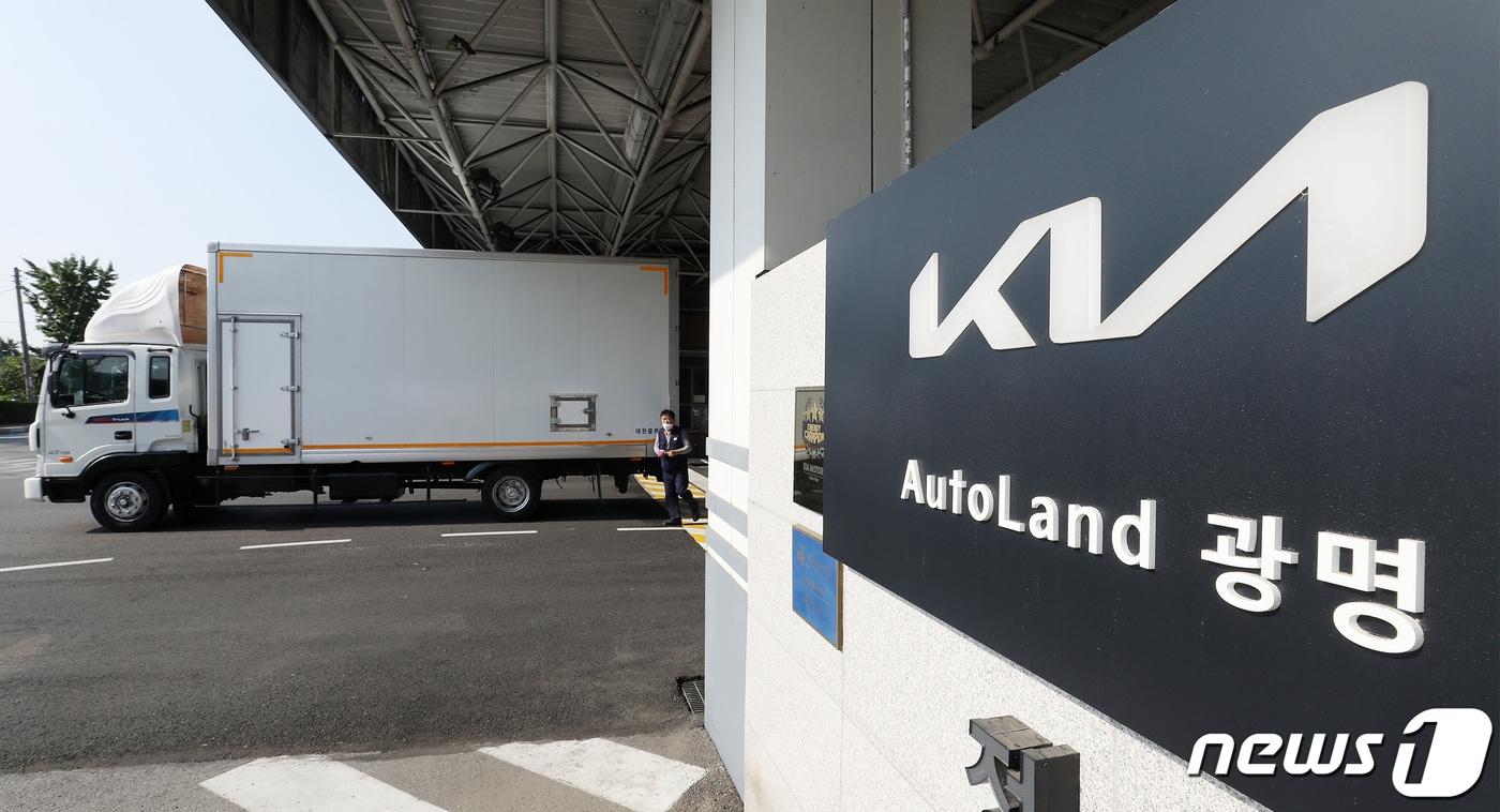 신종 코로나바이러스 감염증(코로나19) 확진자가 대량 발생해 가동이 일시 중단됐던 기아 오토랜드 광명(옛 기아자동차 소하리 공장)이 28일 가동을 재개한다. 2021.7.28/뉴스1 ⓒ News1 민경석 기자