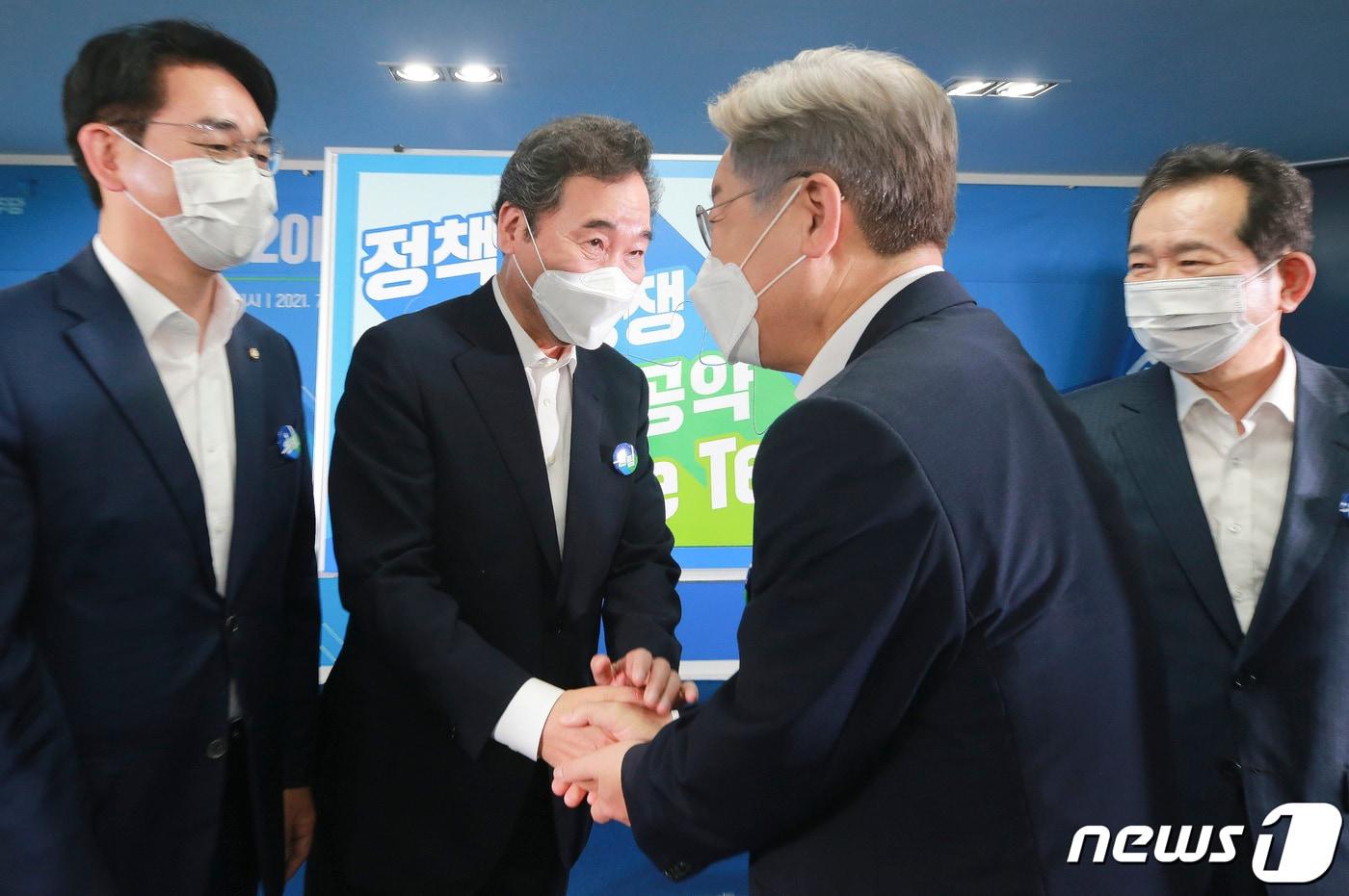 더불어민주당 대선 예비후보인 이낙연 전 대표와 이재명 경기도 지사가 28일 오전 서울 여의도 중앙당사에서 열린 제20대 대선 후보자 '원팀'협약식을 마치고 악수를 하고 있다./뉴스1 ⓒ News1 이동해 기자