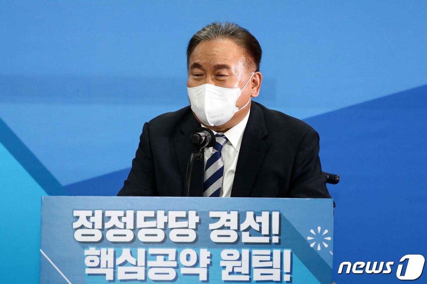 이상민 더불어민주당 선거관리위원장이 28일 서울 여의도 중앙당사에서 열린 제20대 대통령선거 '원팀' 협약식에 참석해 인사말을 하고 있다. 2021.7.28/뉴스1 ⓒ News1 구윤성 기자