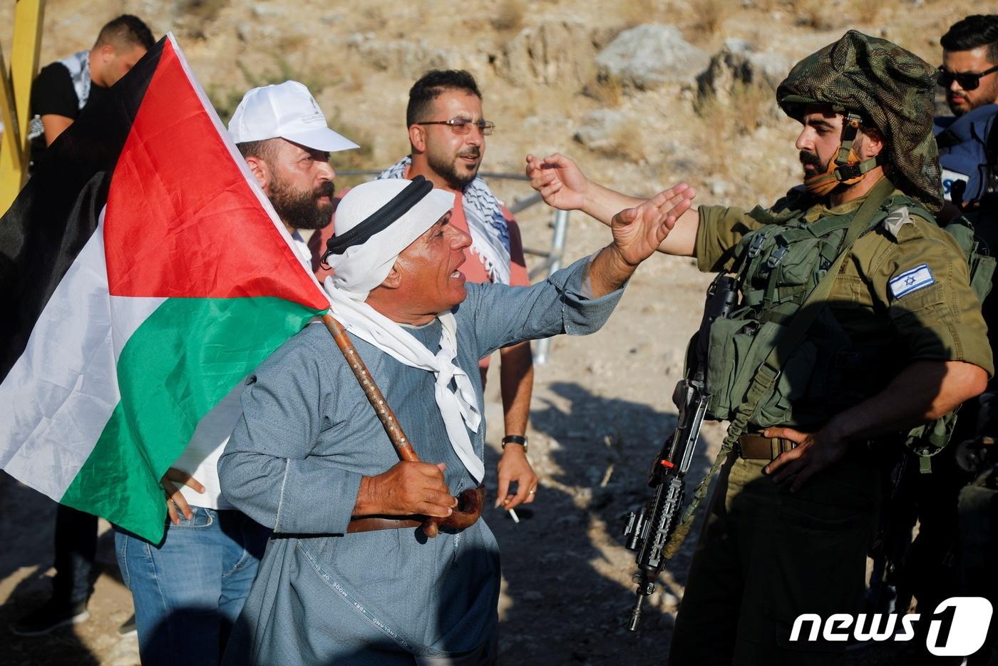 27일(현지시간) 서안지구에서 이스라엘 정착촌 건설에 반대하는 팔레스타인 주민이 이스라엘 군인에게 항의하고 있다. ⓒ 로이터=뉴스1 ⓒ News1 이정후 기자