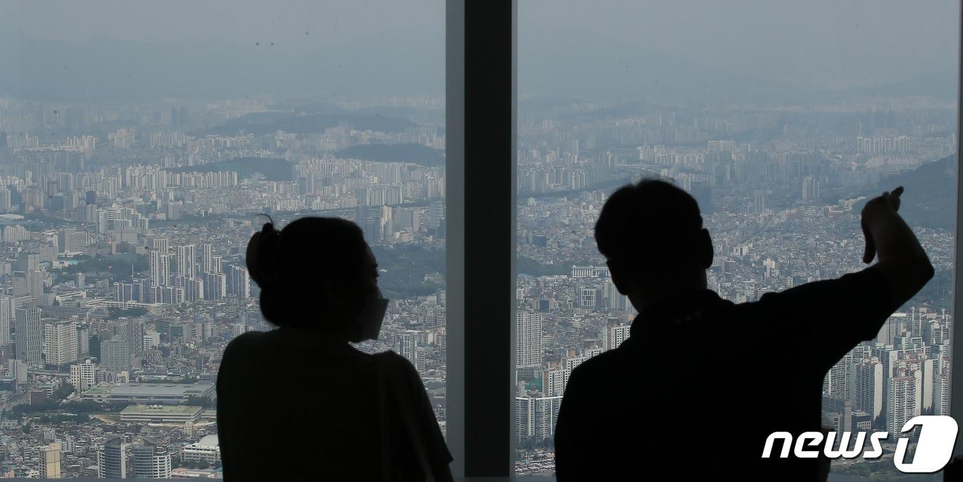 본문 이미지 - 서울 송파구 롯데월드타워 서울스카이에서 바라본 서울 시내 아파트 단지 모습. 2021.7.28/뉴스1 ⓒ News1 임세영 기자