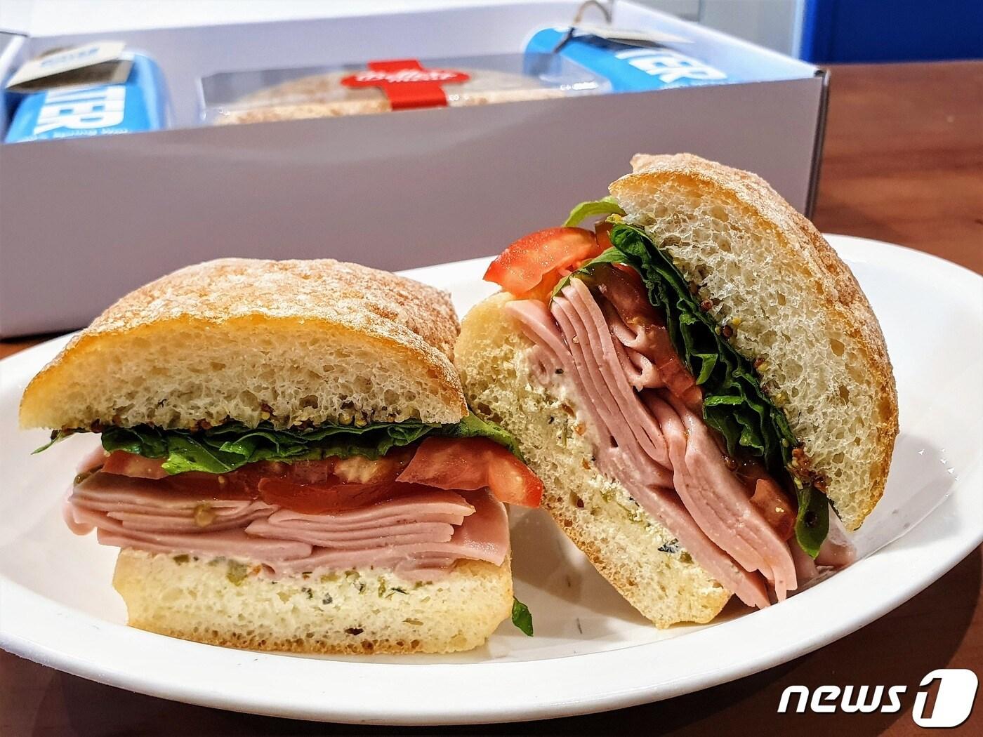 본문 이미지 - 신세계푸드 대체육 브랜드 베러미트가 적용된 치아바타 샌드위치 ⓒ 뉴스1 황덕현 기자