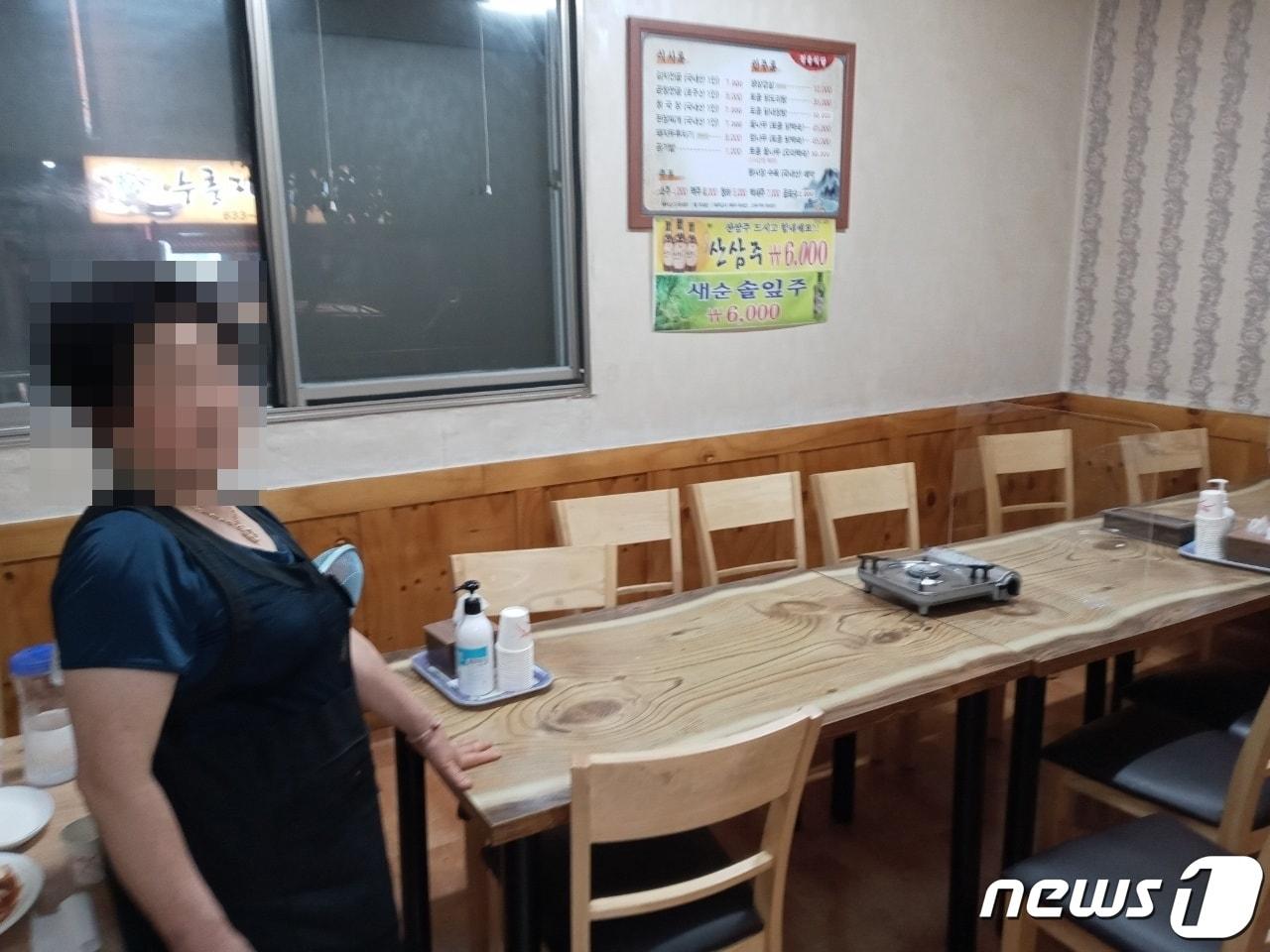 본문 이미지 - 지난 7월 27일 저녁 대전 동구 가양동의 한 음식점에서 주인 김 모 씨가 손님들의 발길이 끊긴 텅 빈 매장을 둘러보고 있다. ⓒ뉴스1 최 일 기자