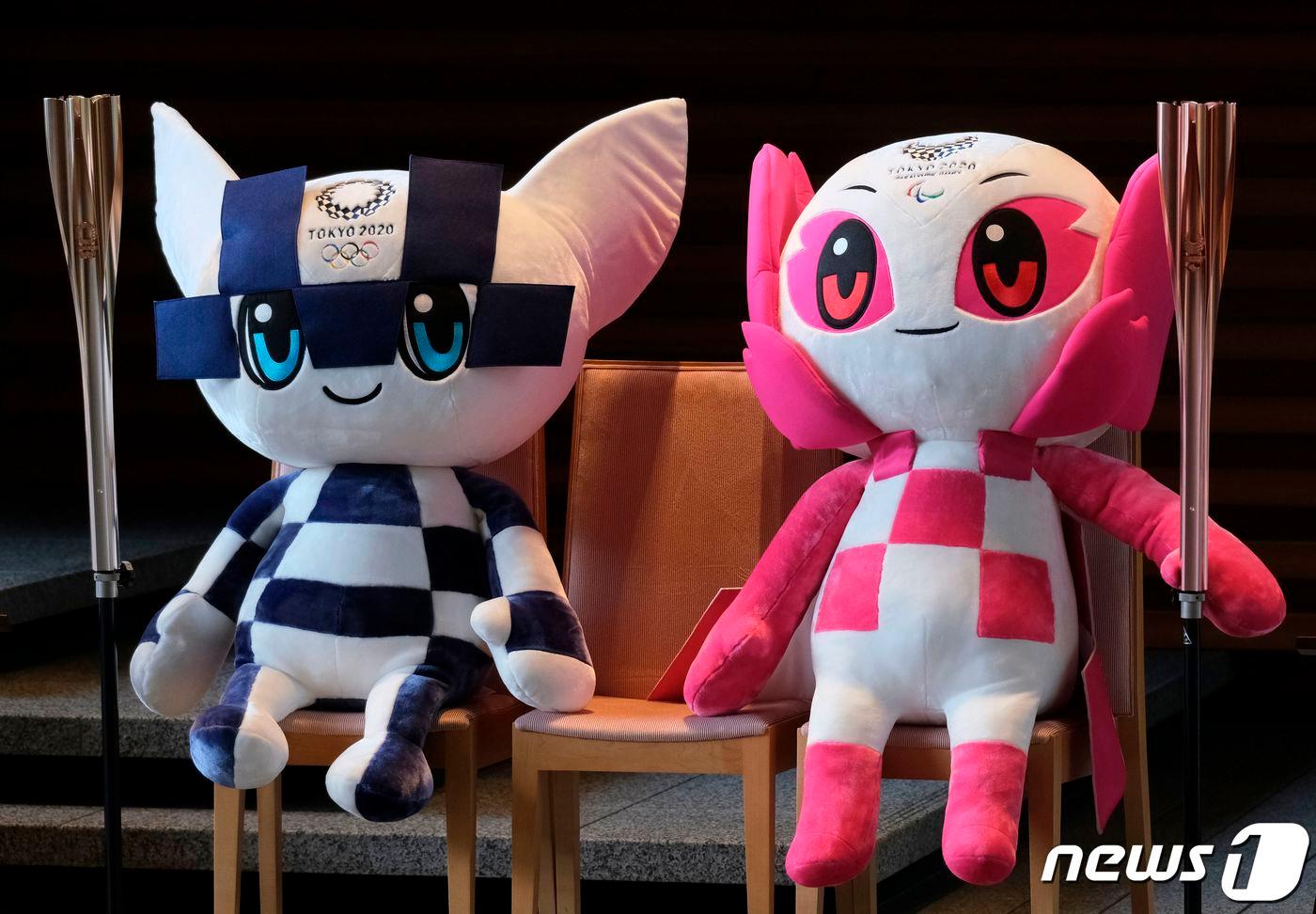 도쿄올림픽 마스코트 미라이토와(왼쪽)와 도쿄패럴림픽 마스코트인 소메이티.ⓒ AFP=뉴스1