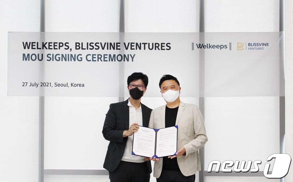 본문 이미지 - 박종한 웰킵스 대표(오른쪽)와 형경진 블리스바인 대표가 28일 서울 송파구 웰킵스 본사에서 '유망 스타트업 지원 및 신사업 발굴을 위한 전략적 업무협약'을 체결한 후 기념사진을 촬영하고 있다. (웰킵스 제공) /2021.07.28 ⓒ 뉴스1