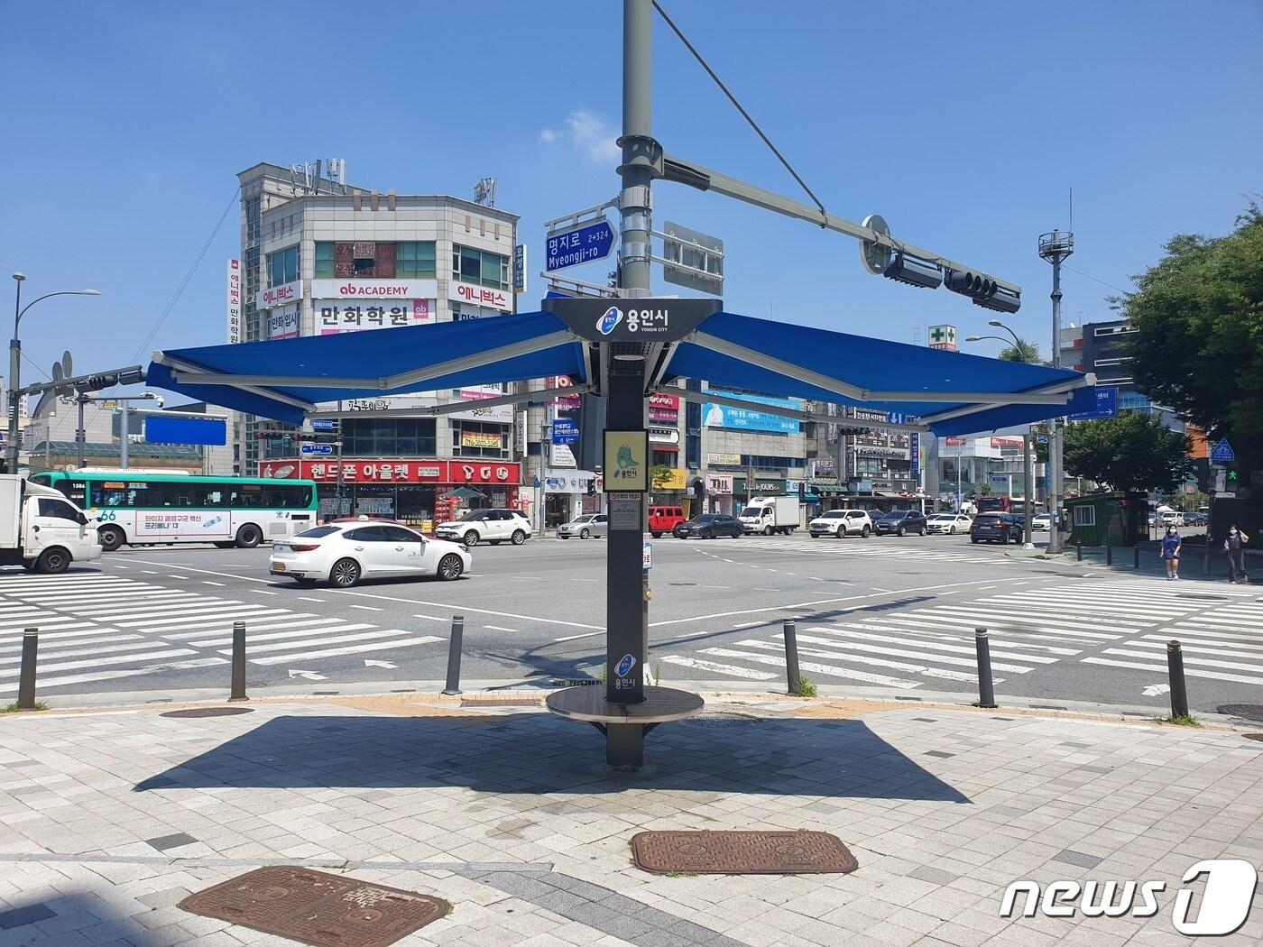 본문 이미지 - 명지대 사거리 횡단보도에 설치한 스마트그늘막.(용인시 제공) ⓒ News1  