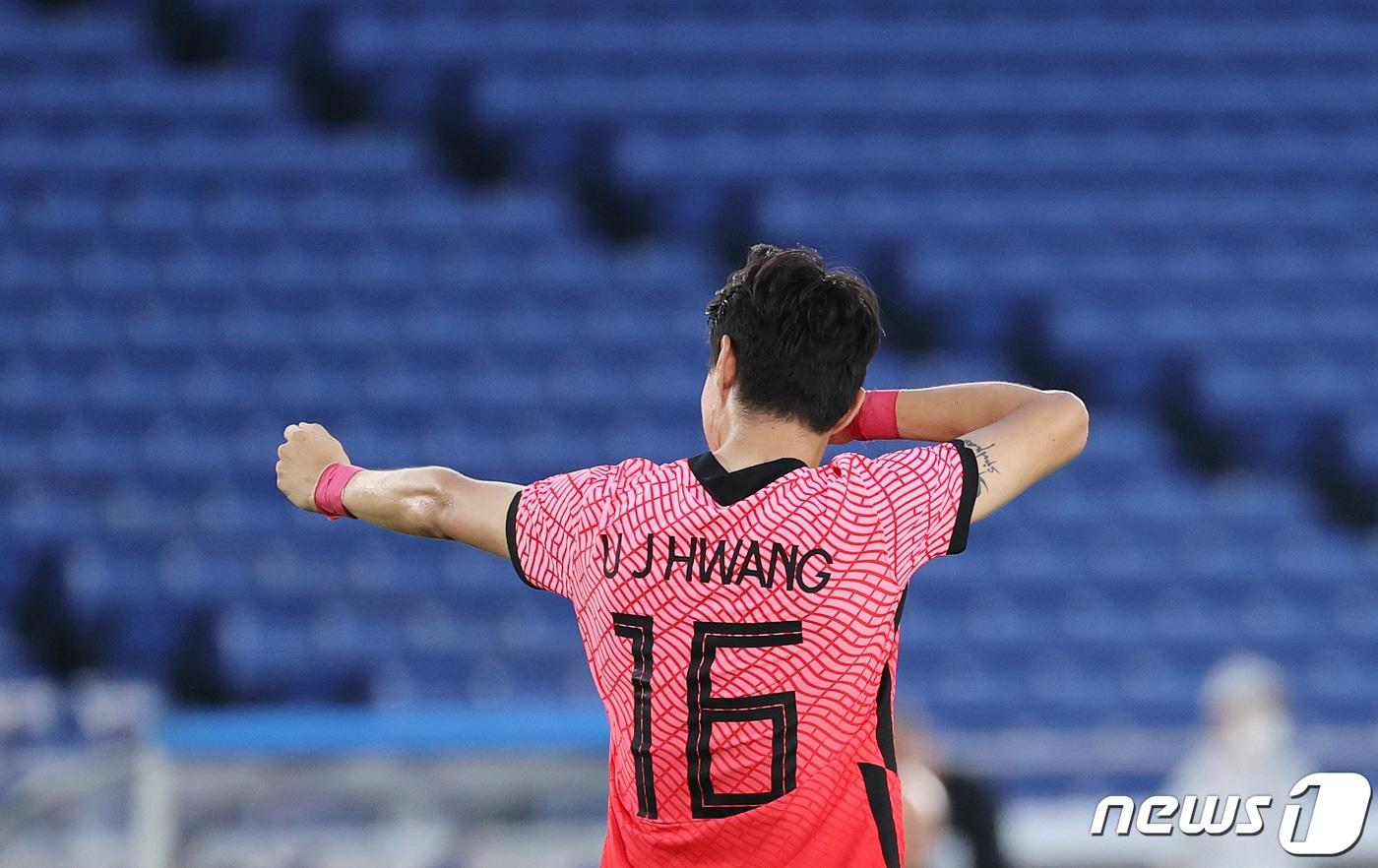 대한민국 황의조가 28일 오후 일본 요코하마 국제경기장에서 열린 '2020 도쿄올림픽' 조별리그 B조 3차전 대한민국과 온두라스의 축구 경기에서 패널트킥을 성공시킨 후 양궁 세리머니를 하고 있다. 2021.7.28/뉴스1 ⓒ News1 이재명 기자