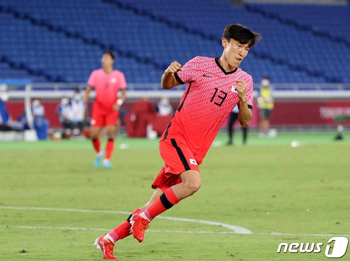 본문 이미지 - 대한민국 김진야가 28일 오후 일본 요코하마 국제경기장에서 열린 '2020 도쿄올림픽' 조별리그 B조 3차전 대한민국과 온두라스의 축구 경기에서 추가골을 넣은 후 기뻐하고 있다. 2021.7.28/뉴스1 ⓒ News1 이재명 기자