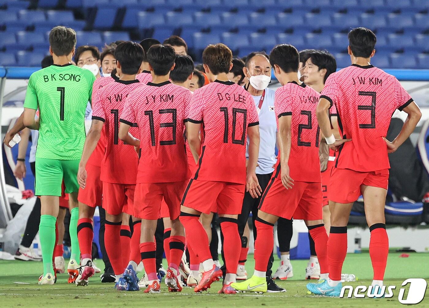 본문 이미지 - 김학범 대한민국 축구대표팀 감독이 28일 오후 일본 요코하마 국제경기장에서 열린 '2020 도쿄올림픽' 조별리그 B조 3차전 대한민국과 온두라스의 축구 경기에서 6대0으로 승리를 거둔 후 선수들을 격려하고 있다. 2021.7.28/뉴스1 ⓒ News1 이재명 기자