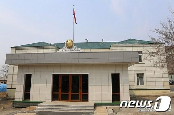 본문 이미지 - 러시아 연해주 블라디보스토크의 북한 총영사관 전경.(자유아시아방송 갈무리)ⓒ 뉴스1