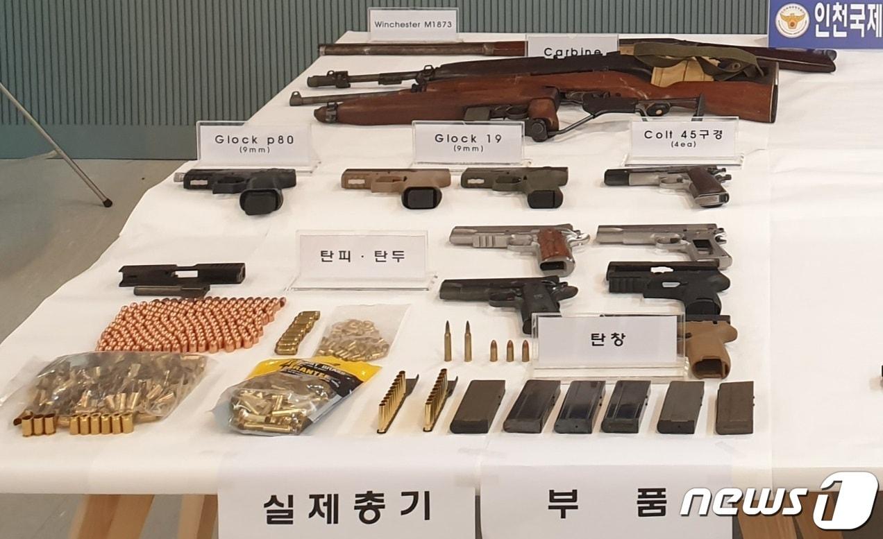 본문 이미지 - 인천국제공항경찰단(단장 손장목)은 총포·도검·화약류 등의 안전관리에 관한 법률 위반 혐의로 A씨(40대)를 구속했다. 사진은 A씨가 제작한 총기 12정의 모습.(인천경찰청제공)2021.7.29/뉴스1 ⓒ News1 정진욱 기자