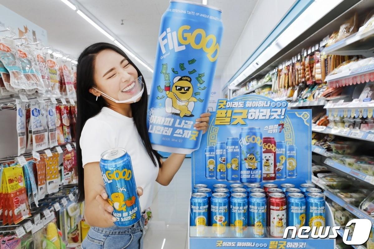 본문 이미지 - 서울 역삼동 GS25 역삼홍인점에서 모델이 필굿의 여름 한정판 ‘굿 패키지’를 소개하고 있다.(오비맥주 제공) 2021.7.29/뉴스1
