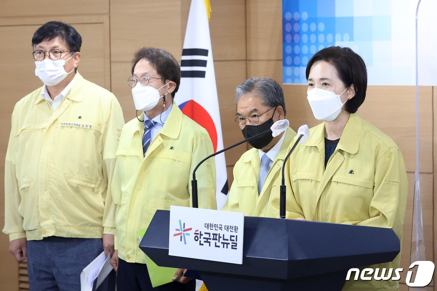본문 이미지 - 유은혜 사회부총리 겸 교육부 장관과 수도권 교육감들이 지난달 29일 서울 종로구 정부서울청사에서 신종 코로나바이러스 감염증(코로나19) 극복 지원 교육회복 종합방안을 발표하고 있다. 왼쪽부터 도성훈 인천시교육감, 조희현 서울시교육감, 이재정 경기도교육감. 유은혜 부총리. /뉴스1 ⓒ News1 조태형 기자