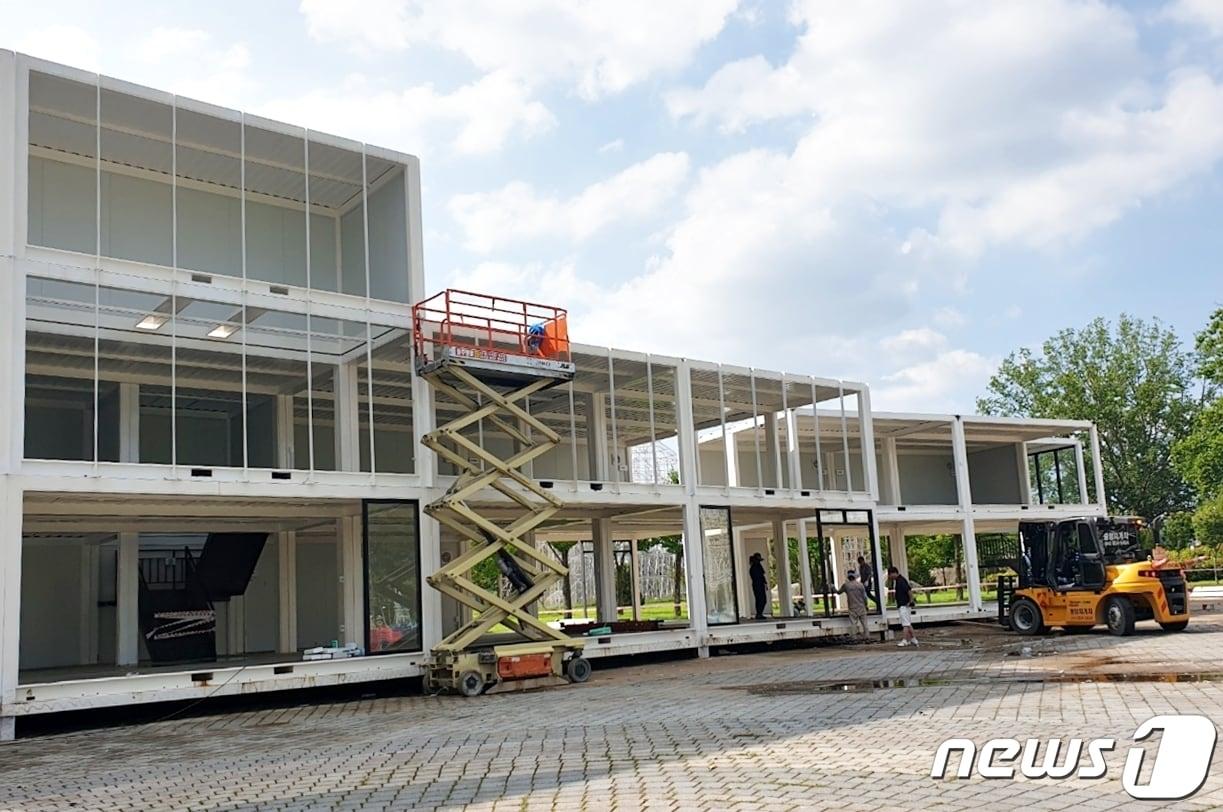 본문 이미지 - 25일 충북 충주시와 라이트월드 상인 간 이전 협상이 사실상 결렬되며 극한 대치 상황이 우려된다. 사진은 라이트월드 내 시설물 철거 현장.(뉴스1 DB)2021.8.25/ⓒ 뉴스1