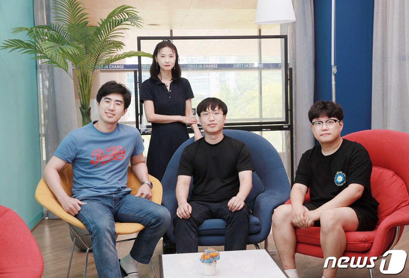 왼쪽부터 곽명준 연구원, 장지현 교수, 윤기용, 박주형 연구원.(UNIST 제공) ⓒ 뉴스1