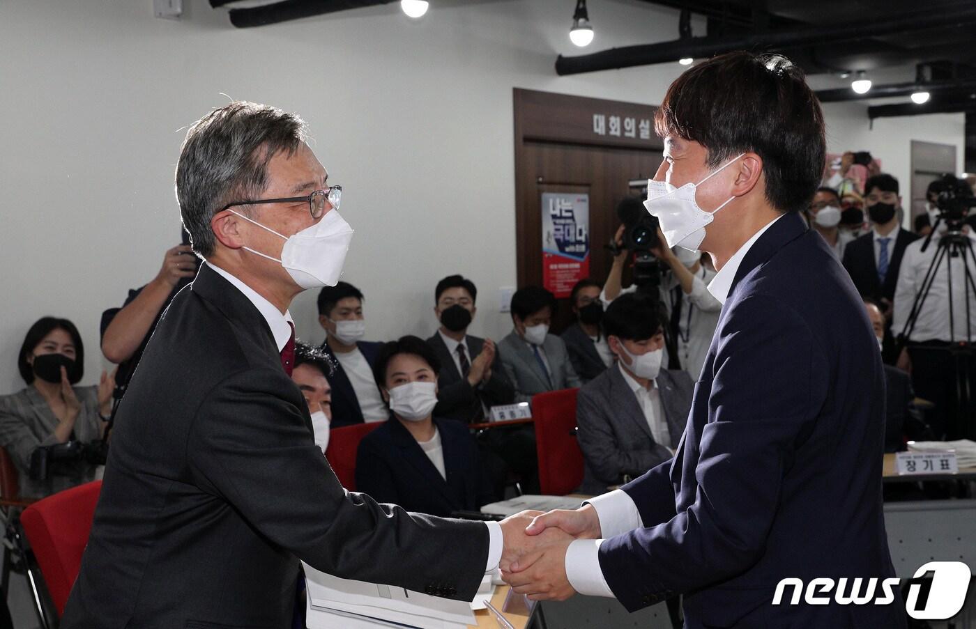 본문 이미지 - 이준석 국민의힘 대표가 29일 오후 서울 여의도 중앙당사에서 열린 대선 경선후보 간담회에서 경선 후보인 최재형 전 감사원장과 악수를 나누고 있다. ⓒ News1 이동해 기자