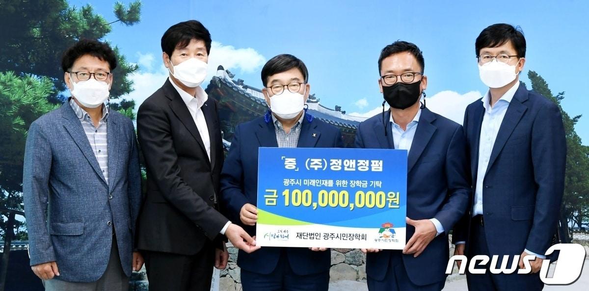 본문 이미지 - 정앤정펌 관계자들이 신동헌 시장(가운데)에게 장학금 1억원을 전달하고 있다.(광주시 제공) ⓒ News1 