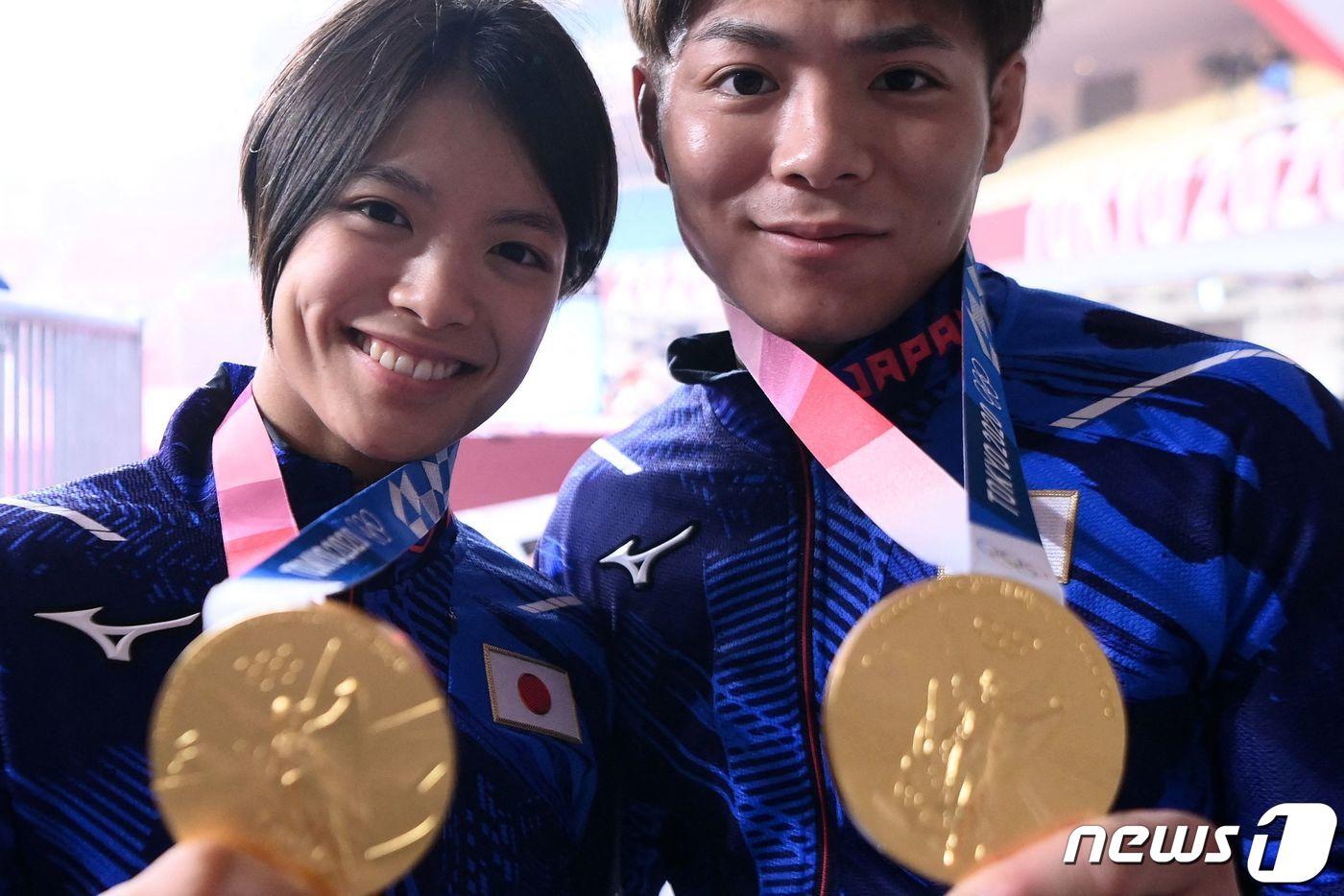 지난 25일 2020 도쿄 올림픽 유도 남자 66㎏급과 여자 52㎏급 결승전에서 나란히 금메달을 목에 건 일본 유도 스타 아베 히후미(오른쪽)-우타 남매. ⓒ AFP=뉴스1