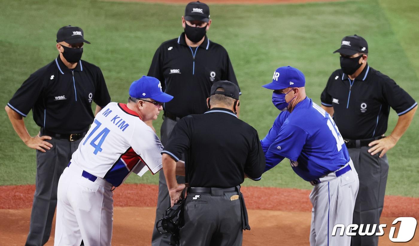 이스라엘 야구대표팀의 에릭 홀츠 감독(오른쪽). 2021.7.29/뉴스1 ⓒ News1 이재명 기자