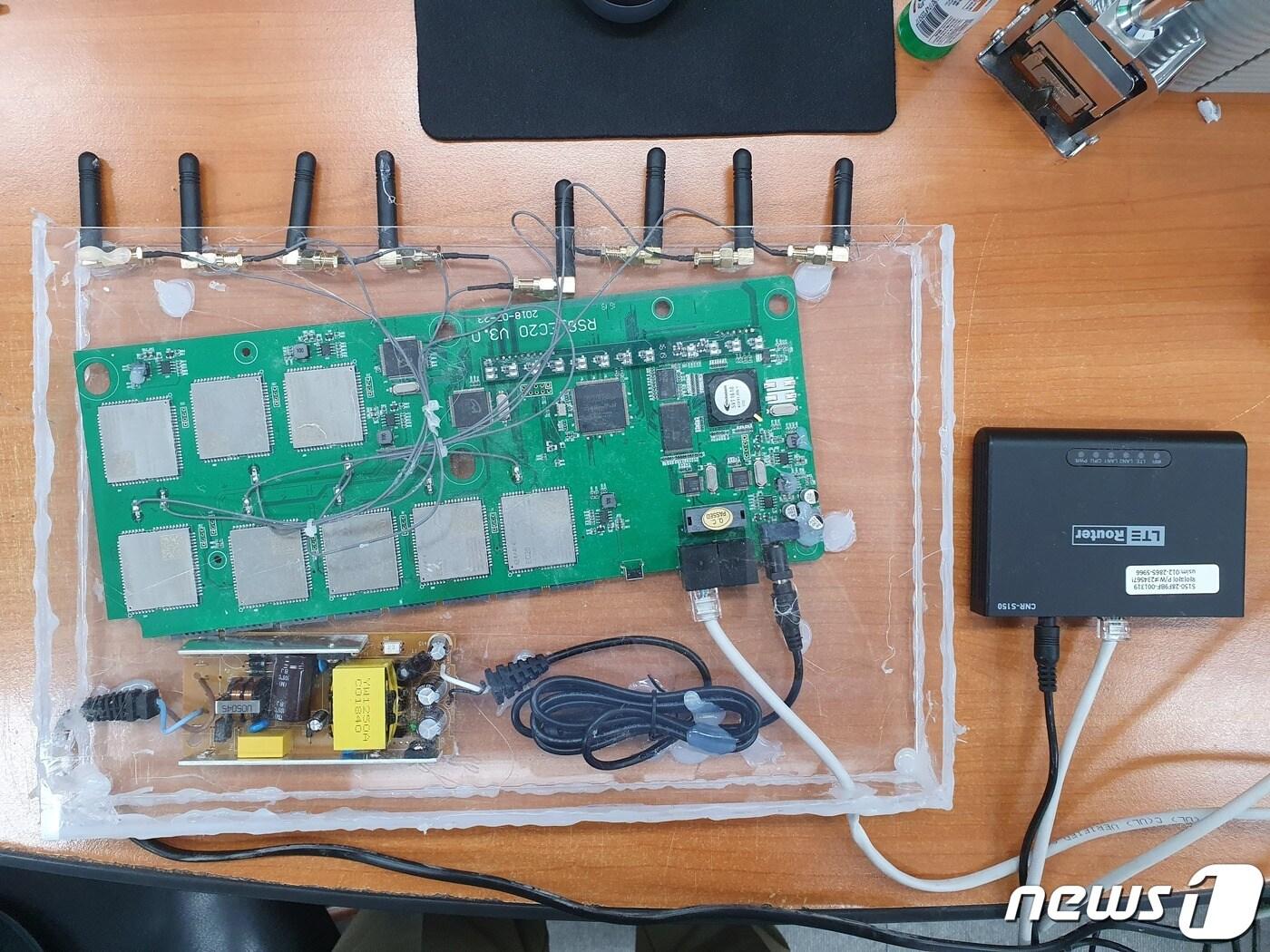 본문 이미지 - 원룸, 고시텔 등에 설치된 전화번호 변작 중계기(평택경찰서 제공)ⓒ 뉴스1